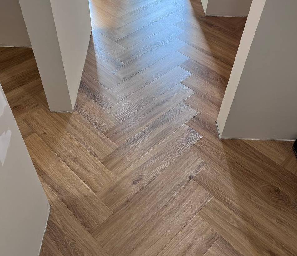 Укладка кварцвинила английской елочкой на подложку