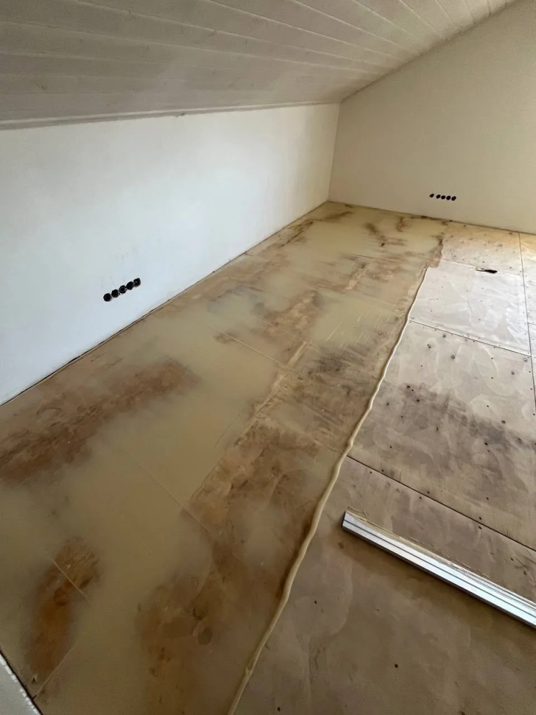 Фанеру протягиваем паркетным клеем